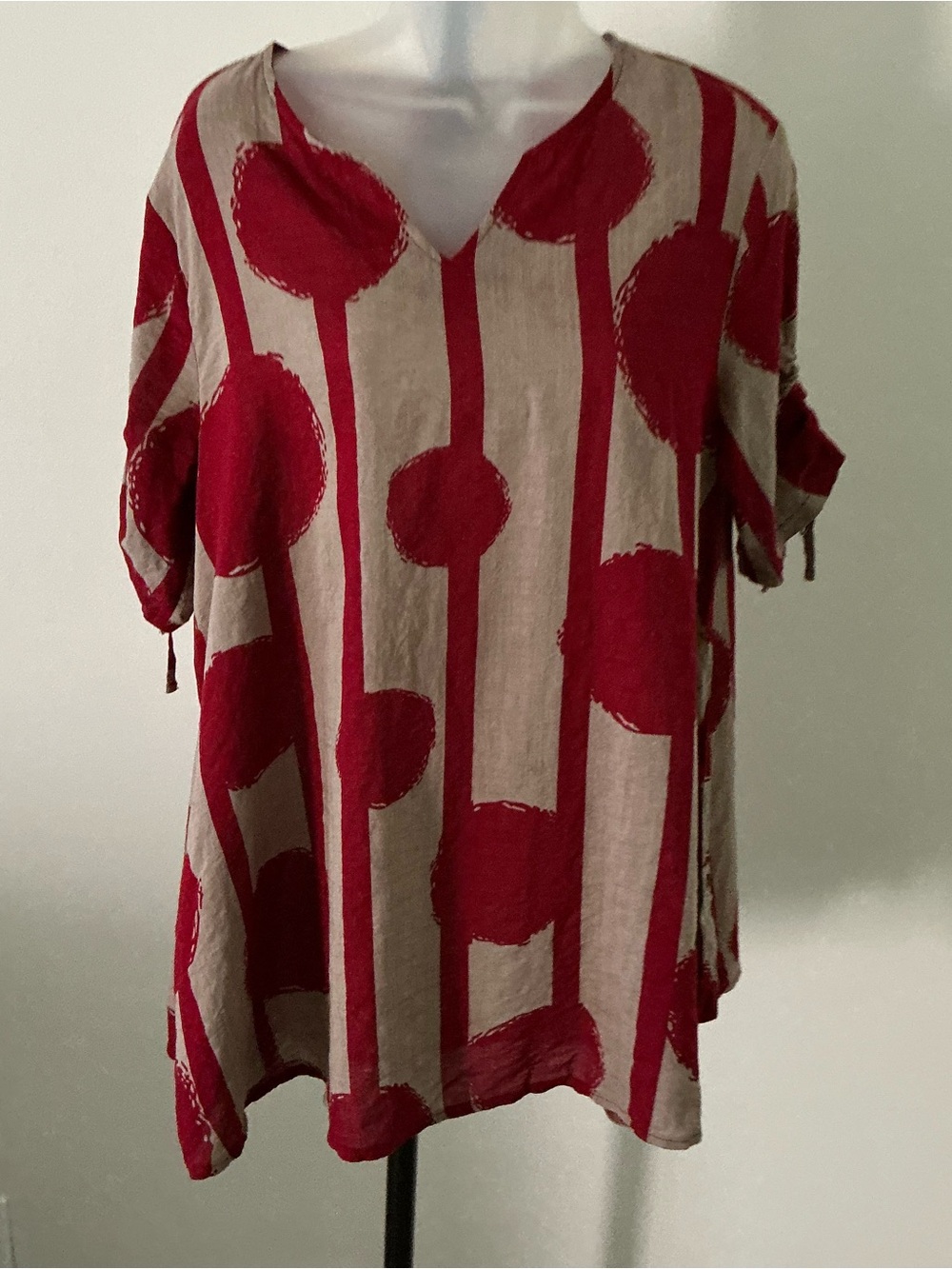 Emery Rose Women’s Red & Tan Abstract Print V-Neck Blouse – Small